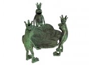 Fontän tre grodor i brons håller ett näckrosblad löv med krona på huvudet